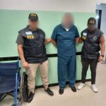 Detienen a 4 médicos truchos en una clínica de Solano