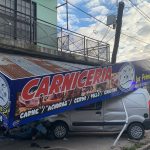 Accidente vehicular contra un comercio en Bernal: encontraron a un hombre muerto