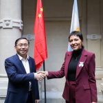 Mayra con representantes del gobierno de China para atraer inversiones